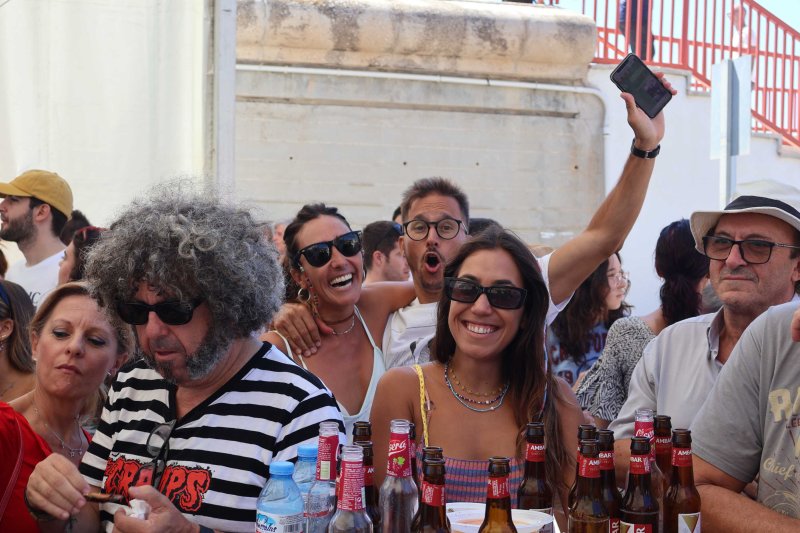 GALERIA DE FOTOS de l'estrene del BARET de les festes de DUANES: gran ambient, “botellins” a caixes i, a més… bous a la mar GALERIA DE FOTOS de l'estrene del BARET de les festes de DUANES: gran ambient, “botellins” a caixes i, a més… bous a la mar